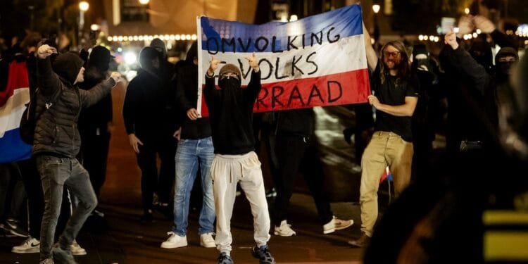 Arrests as anti-refugee protests erupt in more Dutch towns