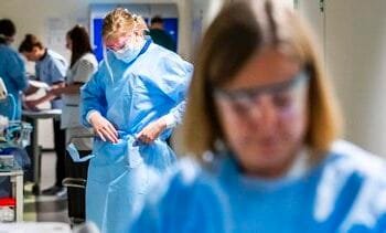 Recordaantal vacatures in zorg en bouw, salaris stijgt tot 4000 euro