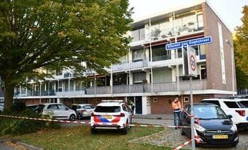 Bloemen en knuffels bij woning in Terneuzen waar moeder en kind overleden gevonden werden