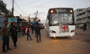 Eerste gijzelaars overgedragen aan leger Israël