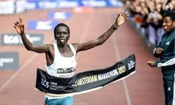 Keniaan Toroitich wint marathon Amsterdam in nieuw parcoursrecord