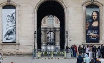acht sieraden gestolen bij Louvre-roof