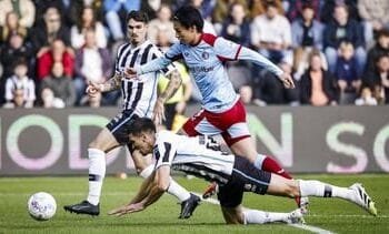 Feyenoord klopt Heracles (0-7), topscorer Ueda scoort drie keer