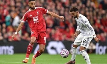 Kampioen Liverpool lijdt tegen United vierde nederlaag op rij