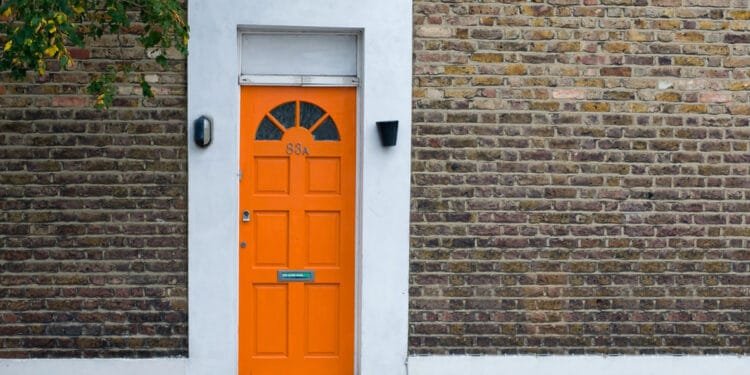 Police arrest real estate agent in large-scale mortgage scam