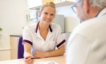 Urenlang opereren? Chirurg beantwoordt vragen over OK