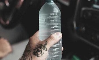 Dit krijg je ongemerkt allemaal binnen als je water uit een plastic flesje drinkt