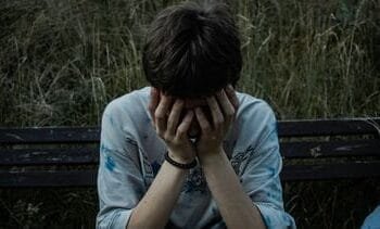 Armoede in de jeugd vergroot kans op depressie meer dan pesten