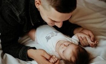 Twee weken vaderschapsverlof gelinkt aan betere ontwikkeling kind