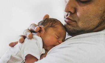 Oudere vaders geven vaker genetische risico’s door