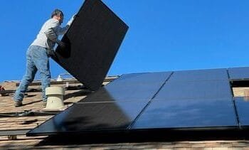 Zonnepaneeleigenaren gaan betalen voor terugleveren stroom