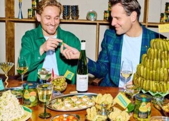 Camiel en Tobias bedachten in Expeditie Robinson augurk Dikke Pickle