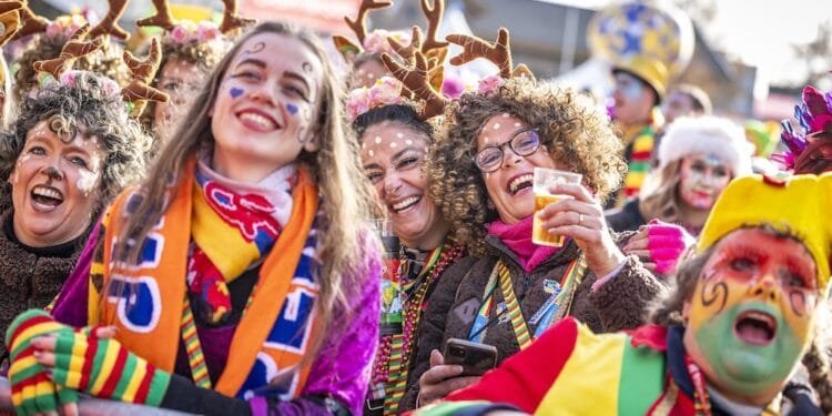 Carnaval season kicks off as crowds celebrate 11th of the 11th