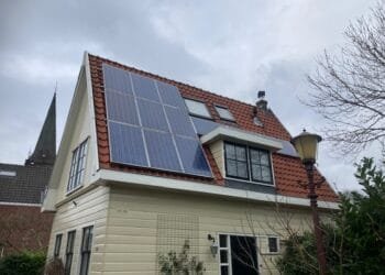 Solar panel sales crash but home batteries are more popular