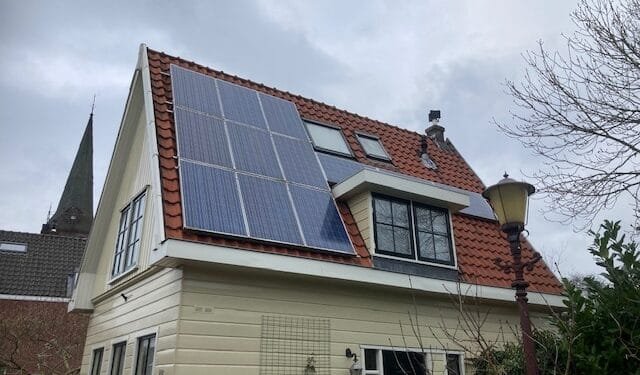 Solar panel sales crash but home batteries are more popular