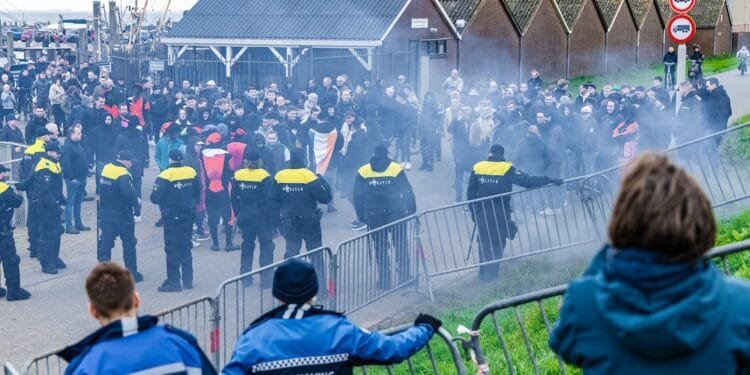 Yerseke cancels Sinterklaas rather than ban blackface Piets