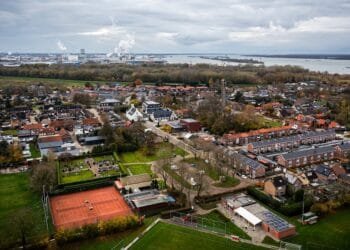 Moerdijk council backs plan to give up the village for industry