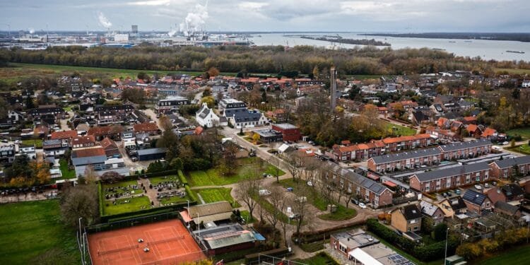 Moerdijk council backs plan to give up the village for industry