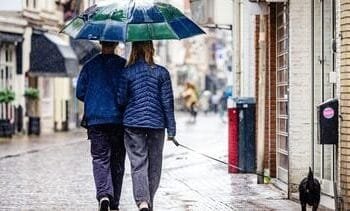 van zonnig en zacht naar donker en regen