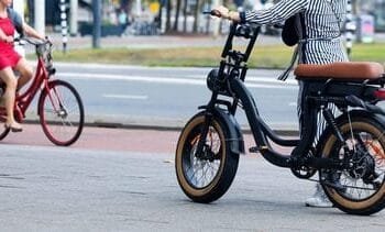 Mensen kunnen ‘kinderlijk eenvoudig’ aan een illegale fatbike komen, branche maakt zich zorgen