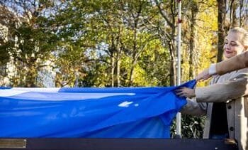 Plaquette eert oppositieleider Navalny bij ambassade Rusland