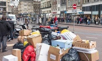 Vuilnis naast de containers zetten, kost de grote steden miljoenen