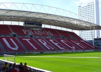 Utrecht mayor wants FC Porto to foot the bill for trashed buses