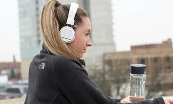 Regelmatig muziek luisteren verlaagt risico op dementie