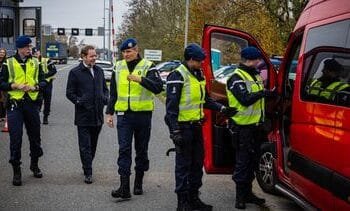 Grenscontroles verlengd, Duitsland ‘dumpt’ mensen in Nederland