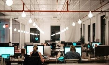Nederlanders doen vaker alleen het hoogstnodige op werk