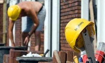 theoretisch opgeleiden ruilen hun kantoorbaan in voor werken met hun handen