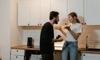 Mannen denken vaker na over eigen gedrag, maar grijpen zelden in