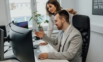 Deze kledingstukken kunnen niet meer op kantoor