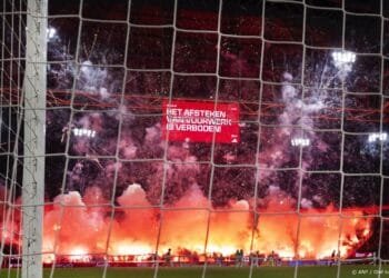 Aangifte om vuurwerk Ajax, meerdere verdachten door beelden bekend