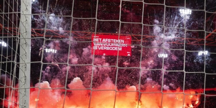Aangifte om vuurwerk Ajax, meerdere verdachten door beelden bekend