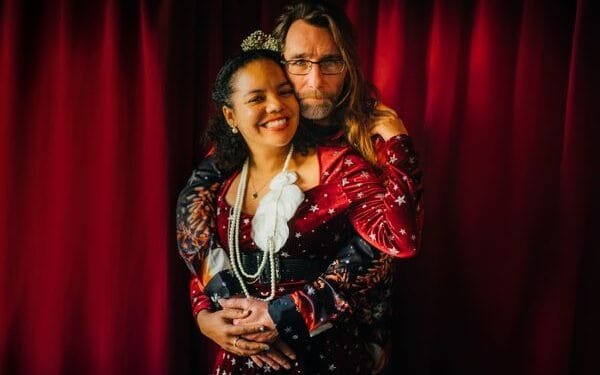 Ken je Dennis van de dierenwinkel en zijn forse schulden nog? Hij is terug