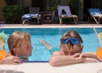 Xavi (10) heeft dubbel vakantie door gescheiden ouders: leuk of niet?