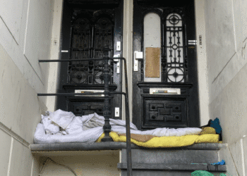 Homeless mothers threatened with losing their kids: Investico