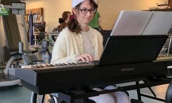 van kinderen helpen in Nepal tot piano spelen in een revalidatiekliniek