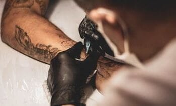 Meer klinieken die tatoeages verwijderen, maar zonder papieren