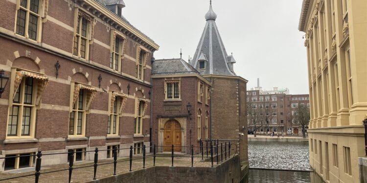 Talks on forming new Dutch government resume in “crucial” week