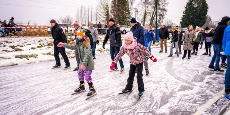 Code amber for Sunday night, one man killed falling through ice