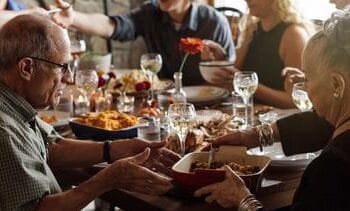 Eerder beginnen met eten is minder onbeleefd dat je denkt