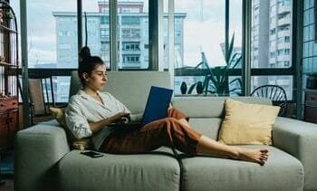 Werknemers doen steeds vaker privézaken tijdens werktijd