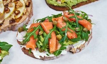 Deze wraps en broodjes met zalm bevatten mogelijk listeriabacterie