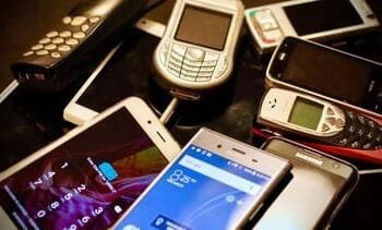 Gen Z’ers en millennials stappen massaal over op oude telefoons