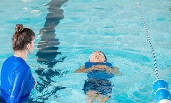 ‘Ik wil kijken bij de zwemles van mijn kind, maar dat mag niet’