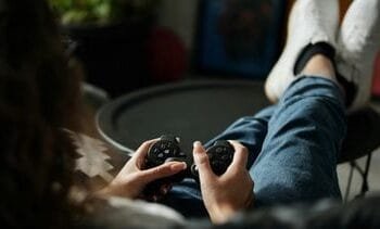 Schermtijd, scrollen en gamen maken tieners niet per se somber
