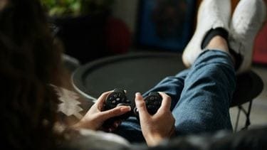 Schermtijd, scrollen en gamen maken tieners niet per se somber