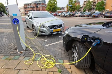Fees for electric car charging stations vary enormously: ANWB